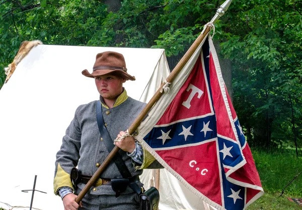 Civil war confederate soldier holding a flag — Stock Photo, Image