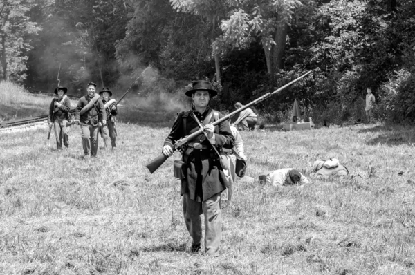 Civil war  soldiers have a mock battle — Stock Photo, Image