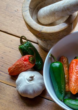 Diş sarımsak, biber ve mortat ve havaneli