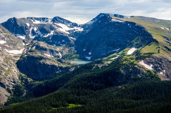 Альпийское озеро в скалистых горах — стоковое фото