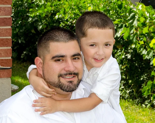 Pequeño niño abrazando papá —  Fotos de Stock