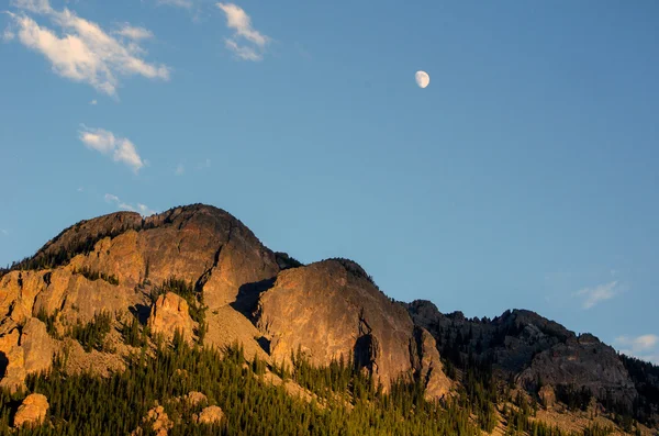 Лунный свет над скалистыми горами — стоковое фото