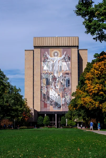 Bibliothèque de Hesburg et toucher Jésus — Photo