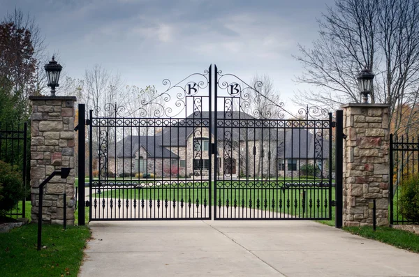 Large fancy mansion behind a gated entry — Stock Photo, Image