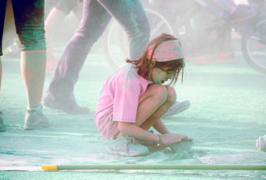 Yarışa renkli küçük kız