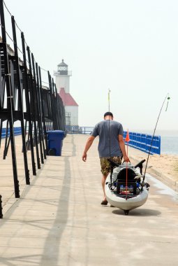 Michigan hafif bir evde yakınındaki küçük bir tekne uzun bir iskelesi aşağı bir adam çeker