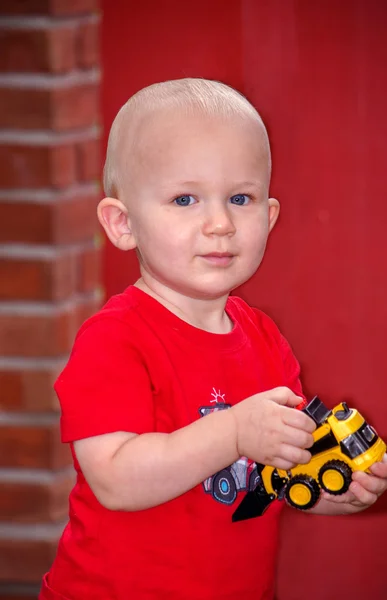 Småbarn pojke och leksak lastbil — Stockfoto