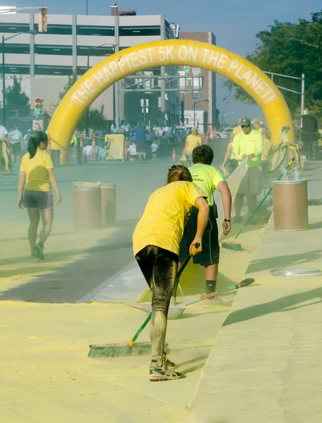 Operai che puliscono giallo durante la corsa 5k più felice — Foto Stock