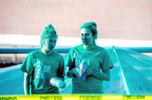 Green workers in a color run race — Stock Photo, Image