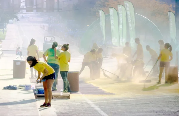 Werknemers schoonmaken van geel — Stockfoto