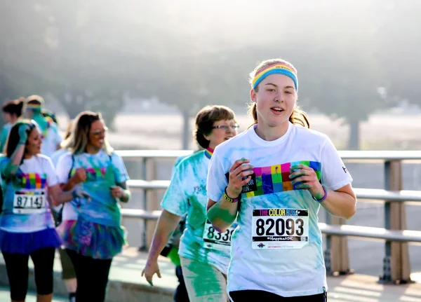 Felice corridore durante la curva sud indiana corsa colore 5k gara — Foto Stock