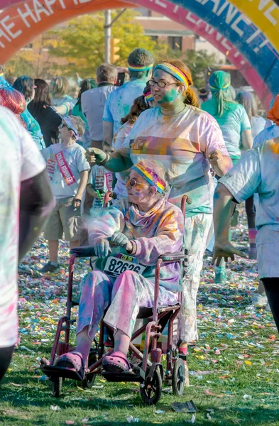 Färgglad kvinna i rullstol — Stockfoto