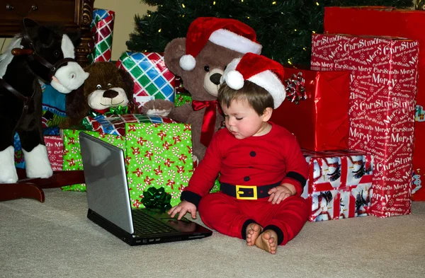 Тоддлер Санта замовляє подарунки на лінії — стокове фото