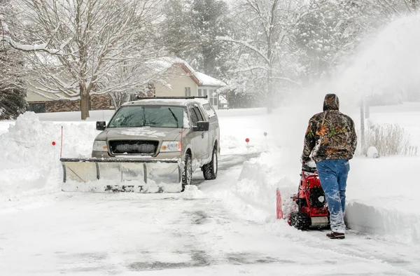 Trabajadores limpiando nieve con soplador y quitanieves — Foto de Stock