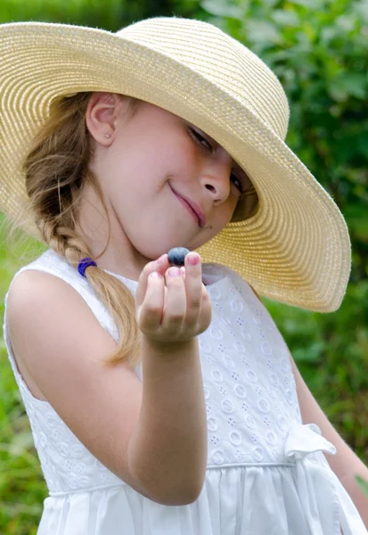 Dítě, které nabízí velký čerstvých borůvek — Stock fotografie