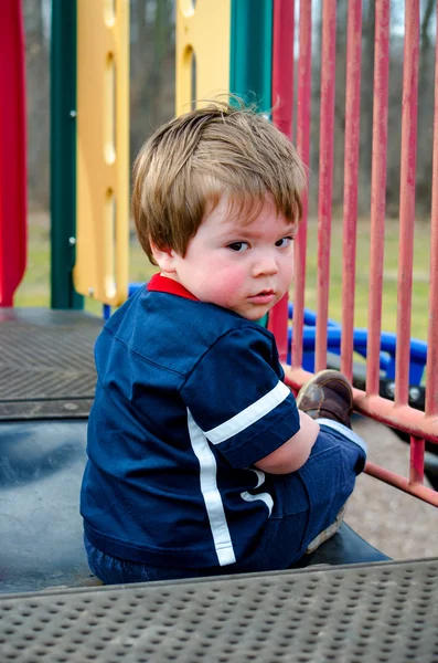 悲しい幼児男の子、plaground に — ストック写真