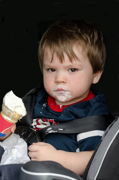 Маленький мальчик и рожок мороженого — стоковое фото