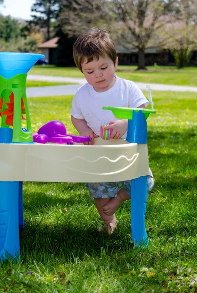 Niño pequeño y tabla de agua — Foto de Stock