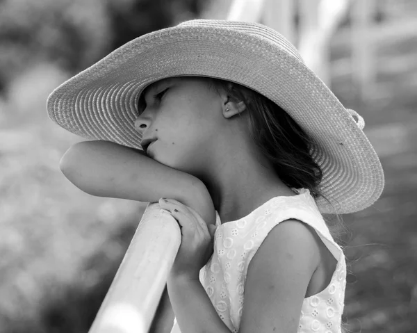 Menina pacífica em preto e branco — Fotografia de Stock