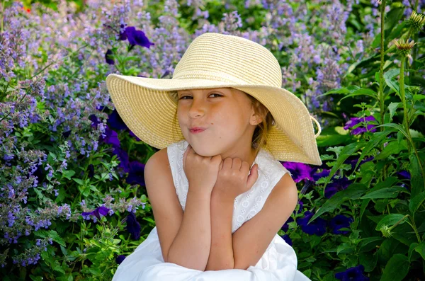 Linda chica en sombrero grande y gran sonrisa —  Fotos de Stock