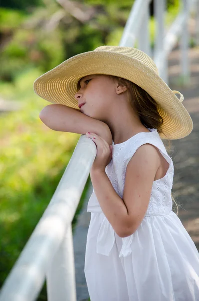 Paisible petite fille dans un chapeau de paille — Photo