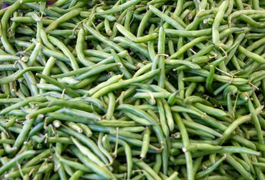 Taze taze fasulyeler yol kenarında sergileniyor.