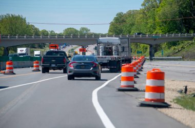 25 Mayıs 2025 Michigan ABD: yoğun bir otoyol otobanında yol inşaatı yavaşlarken trafik tıkandı