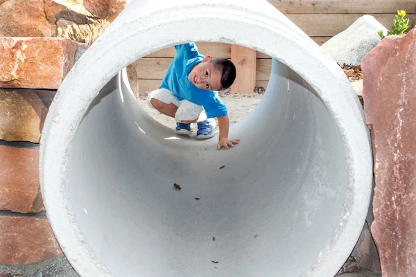 Chico mirando a través de un tubo —  Fotos de Stock