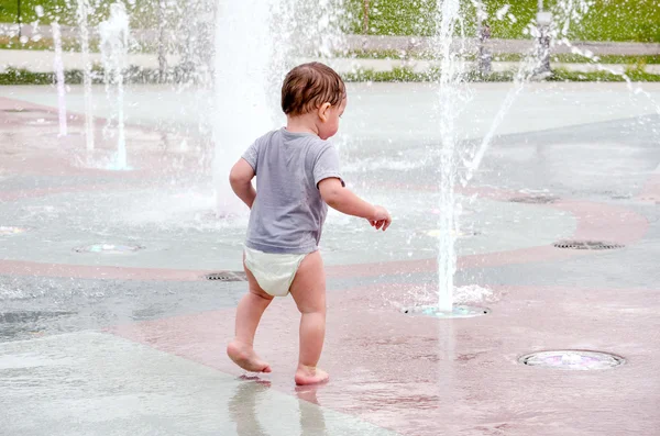 Barn att utforska en splash pad — Stockfoto