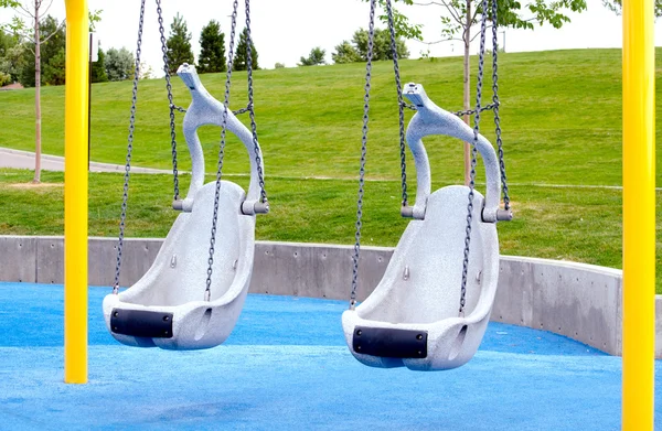 Columpios para discapacitados en el parque infantil —  Fotos de Stock