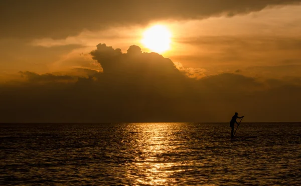 Homme sur paddle board et Michigan coucher de soleil — Photo