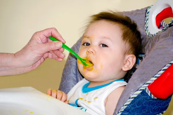 เด็กกินอาหารทารก — ภาพถ่ายสต็อก