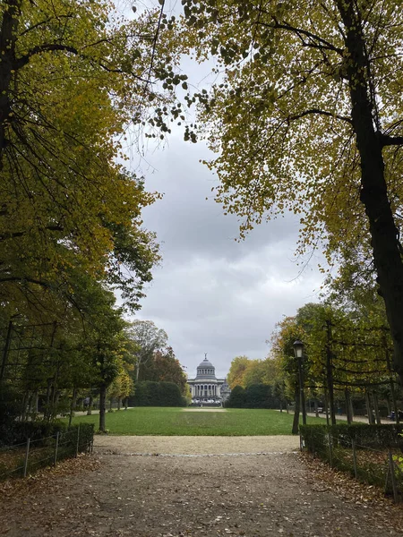 Φωτογραφία Δείχνει Φθινοπωρινό Τοπίο Στο Πάρκο Cinquantenaire Στις Βρυξέλλες Βέλγιο — Φωτογραφία Αρχείου