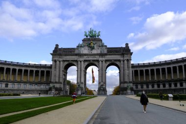 26 Ekim 2020 'de Brüksel, Belçika' da, Parc du Cinquantenaire 'de yüz maskesi takan bir yaya yürüyor.
