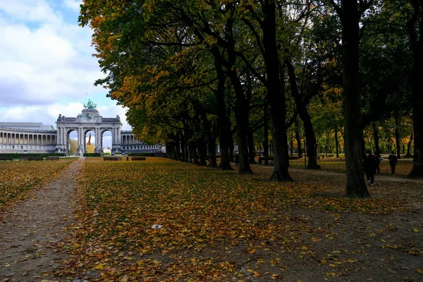 图为2020年10月26日在比利时布鲁塞尔Cinquantenaire公园的秋季风景 — 图库照片