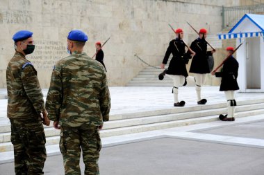 Yunanistan Cumhurbaşkanlığı Muhafız Teşkilatı, 30 Ekim 2020 'de Yunanistan' ın Atina kentindeki parlamento binasının önündeki bilinmeyen askerin anıtında.