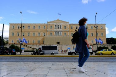 Koruyucu yüz maskesi takan insanlar, 30 Ekim 2020 'de Atina şehir merkezinde, Yunanistan' da yürürler..