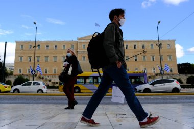 Koruyucu yüz maskesi takan insanlar, 30 Ekim 2020 'de Atina şehir merkezinde, Yunanistan' da yürürler..