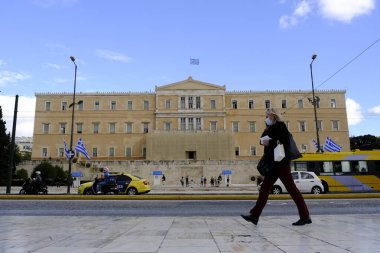 Koruyucu yüz maskesi takan insanlar, 30 Ekim 2020 'de Atina şehir merkezinde, Yunanistan' da yürürler..