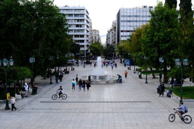 Koruyucu yüz maskesi takan insanlar, 30 Ekim 2020 'de Atina şehir merkezinde, Yunanistan' da yürürler..