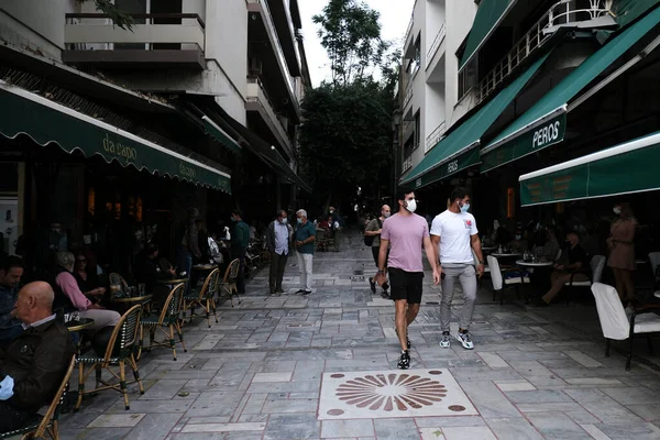 Människor Klädd Skyddande Ansiktsmask Promenader Centrala Aten Grekland Den Oktober — Stockfoto