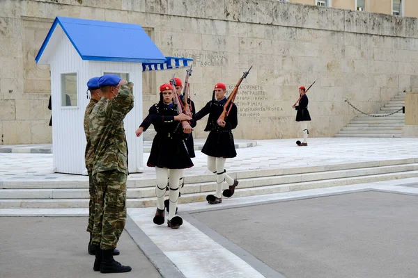 Grekiska Presidentgardet Vid Monumentet Den Okände Soldaten Framför Parlamentsbyggnaden Aten — Stockfoto