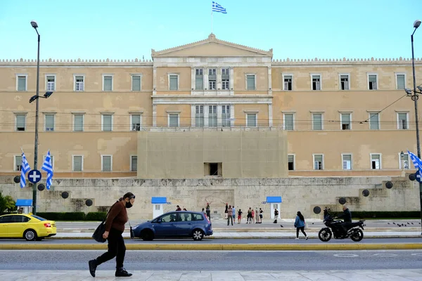 Koruyucu yüz maskesi takan insanlar, 30 Ekim 2020 'de Atina şehir merkezinde, Yunanistan' da yürürler..