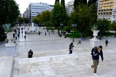 Koruyucu yüz maskesi takan insanlar, 30 Ekim 2020 'de Atina şehir merkezinde, Yunanistan' da yürürler..