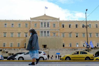 Koruyucu yüz maskesi takan insanlar, 30 Ekim 2020 'de Atina şehir merkezinde, Yunanistan' da yürürler..