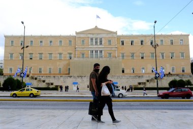 Koruyucu yüz maskesi takan insanlar, 30 Ekim 2020 'de Atina şehir merkezinde, Yunanistan' da yürürler..