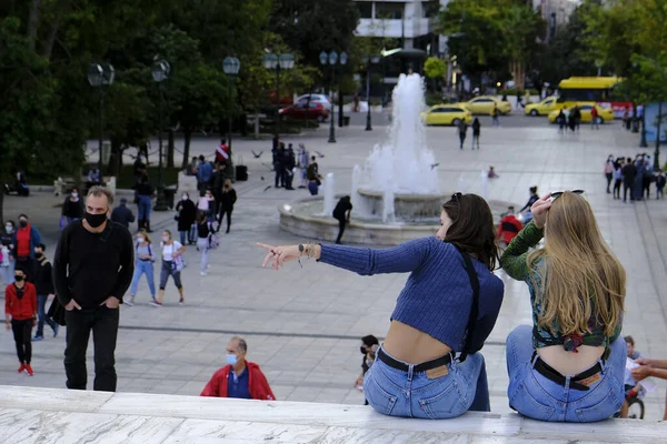 Des Personnes Portant Masque Protecteur Marchent Dans Centre Athènes Grèce — Photo