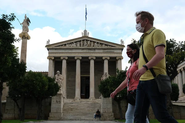 Gente Usando Una Mascarilla Protectora Camina Centro Atenas Grecia Octubre — Foto de Stock