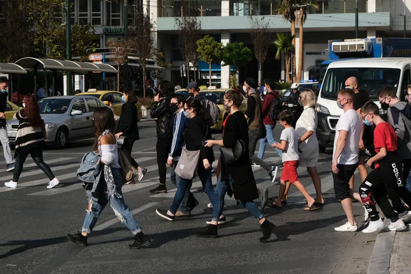 Gente Usando Una Mascarilla Protectora Camina Centro Atenas Grecia Octubre —  Fotos de Stock