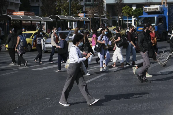 보호용 마스크를 사람들은 2020 그리스 아테네 중심가를 — 스톡 사진